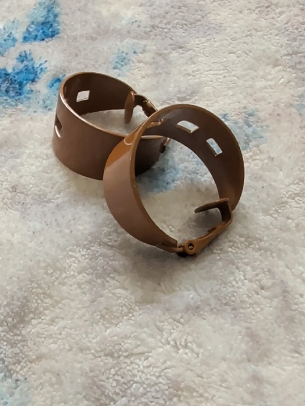 Retro Brown Cutout Hoop Clip-On Earrings – Vintage Women's Jewelry 1